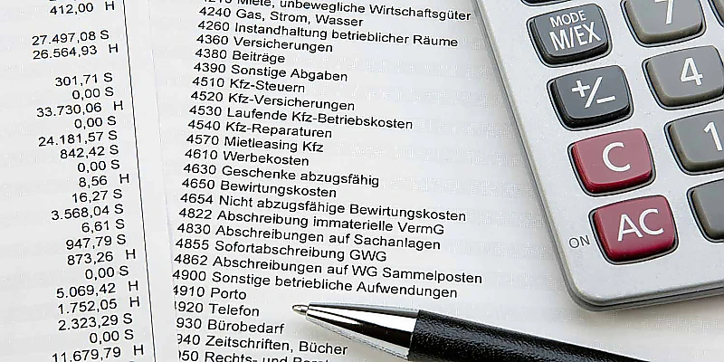 Betriebswirtschaftliche Auswertung mit Kostenübersicht, Taschenrechner und Stift