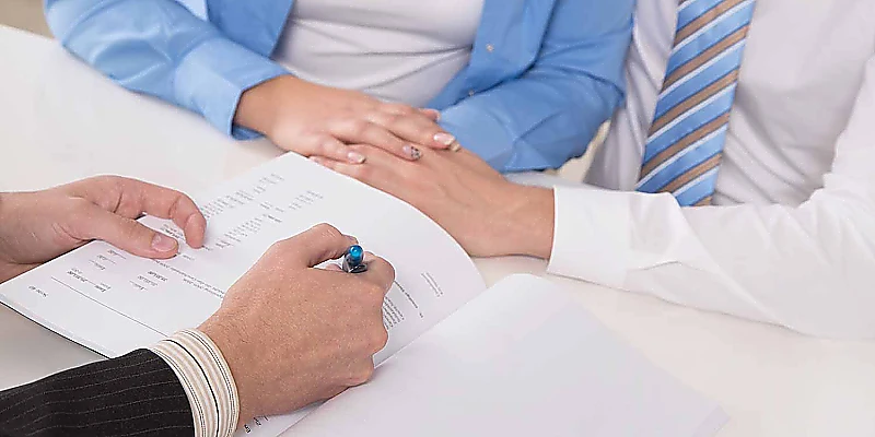 Persönliche Steuerberatung mit Besprechung von Unterlagen im Gespräch